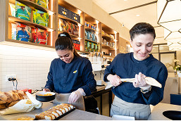 Carlton’s new cannoli store opens its doors 